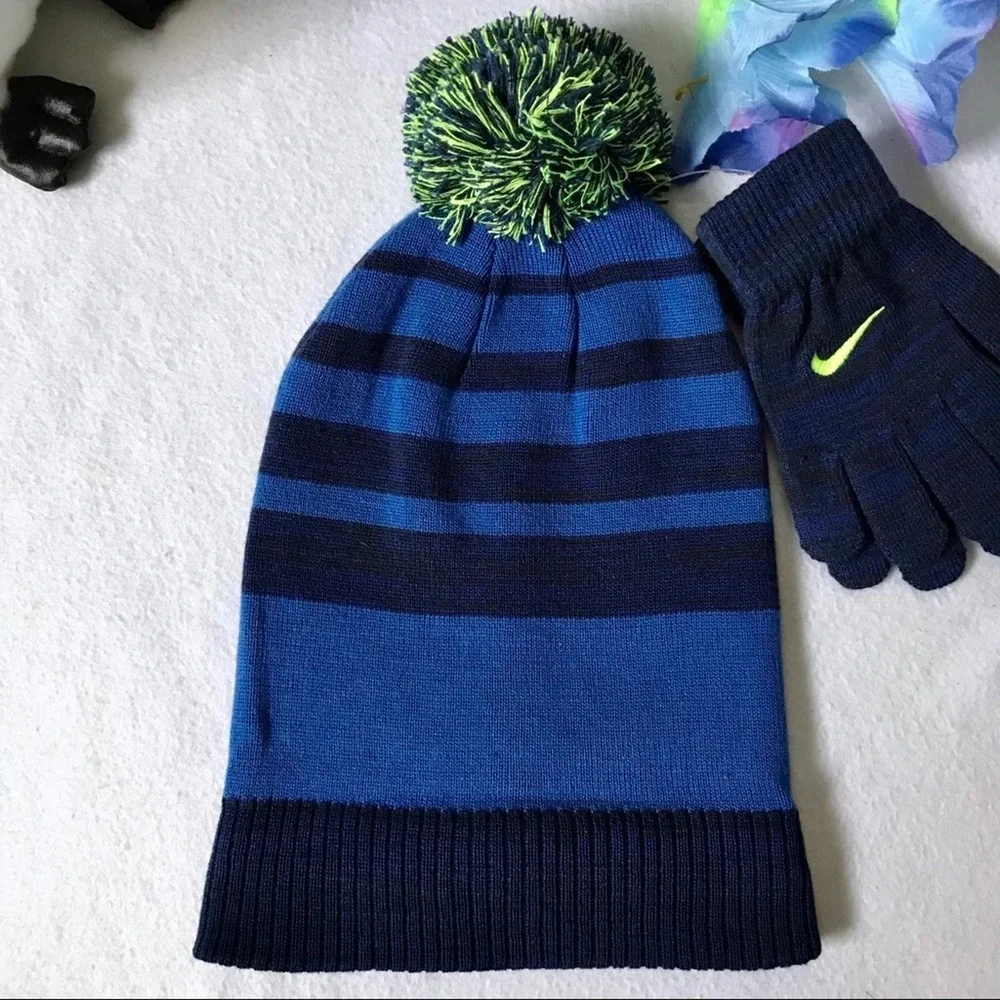 Nike NWOT Beanie with Gloves Set Youth OS (8/20)